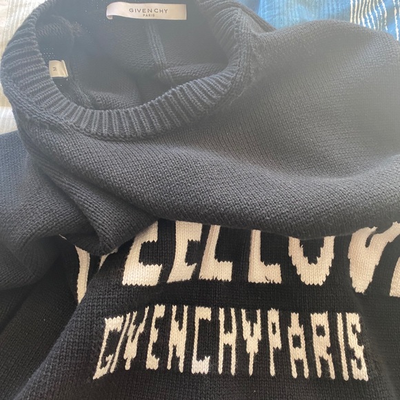 I feel love Givenchy sweater - Picture 3 of 3